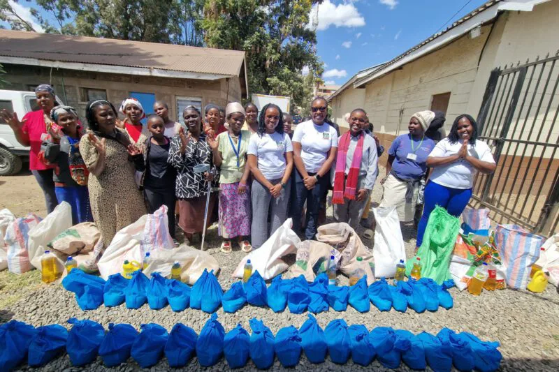 Kvinnor och personal samlade vid matutdelning – en social insats från New Life Mission i Kenya