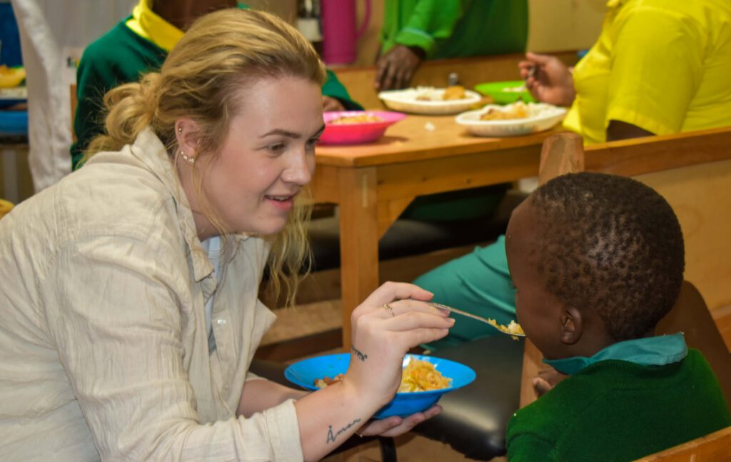 Volontär möter ett barn i New Life Missions verksamhet i Kenya