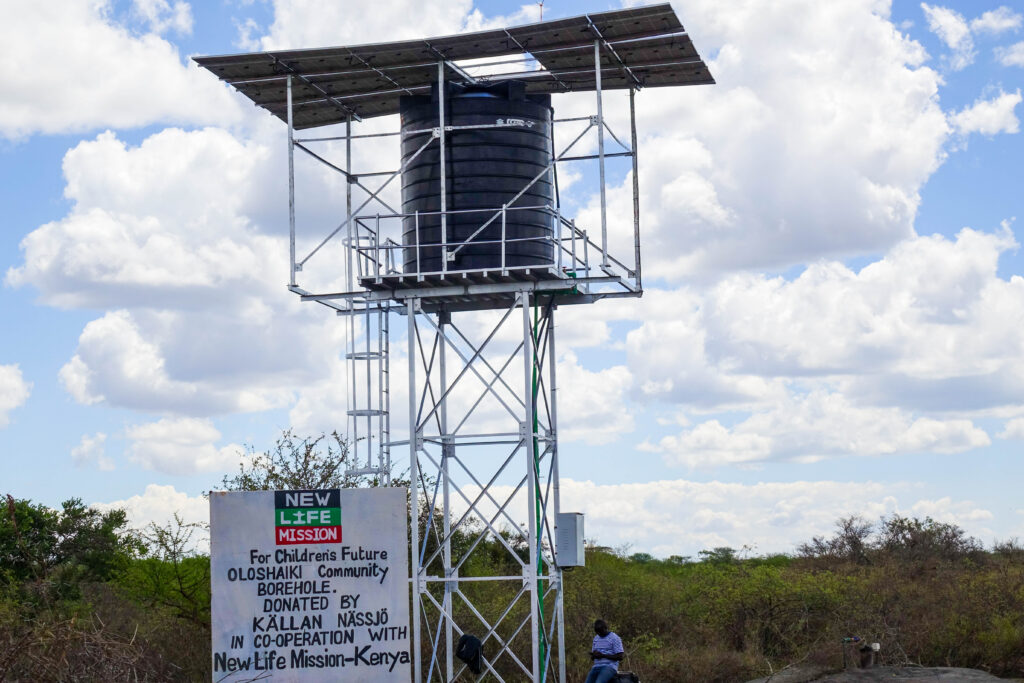 Solcellsdriven vattenbrunn i Kenya finansierad av secondhandbutiken Källan i Nässjö