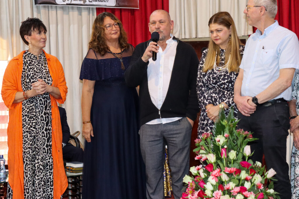 Volontärer och besökare välkomnas i New Life Missions församling i Kenya
