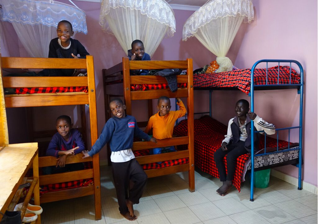 Barn utanför barnhemmet Samariten som drivs av New Life Mission