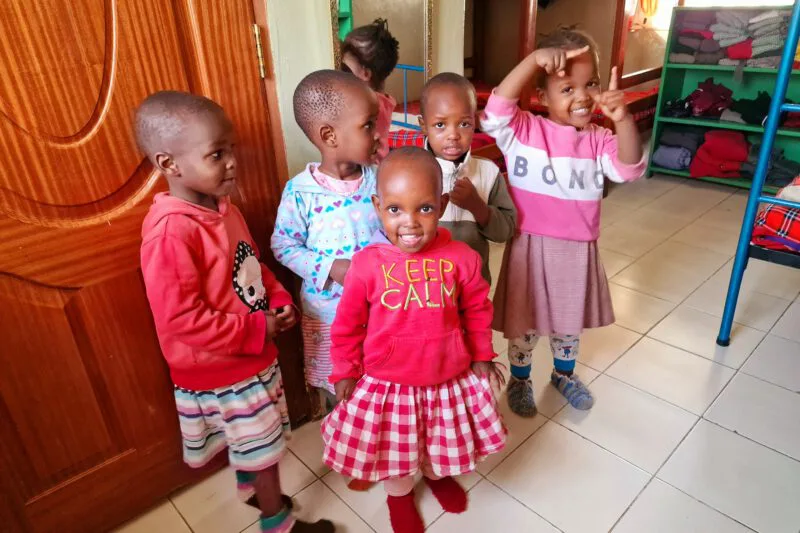 Små barn i lekrummet på barnhemmet Samariten utanför Nairobi