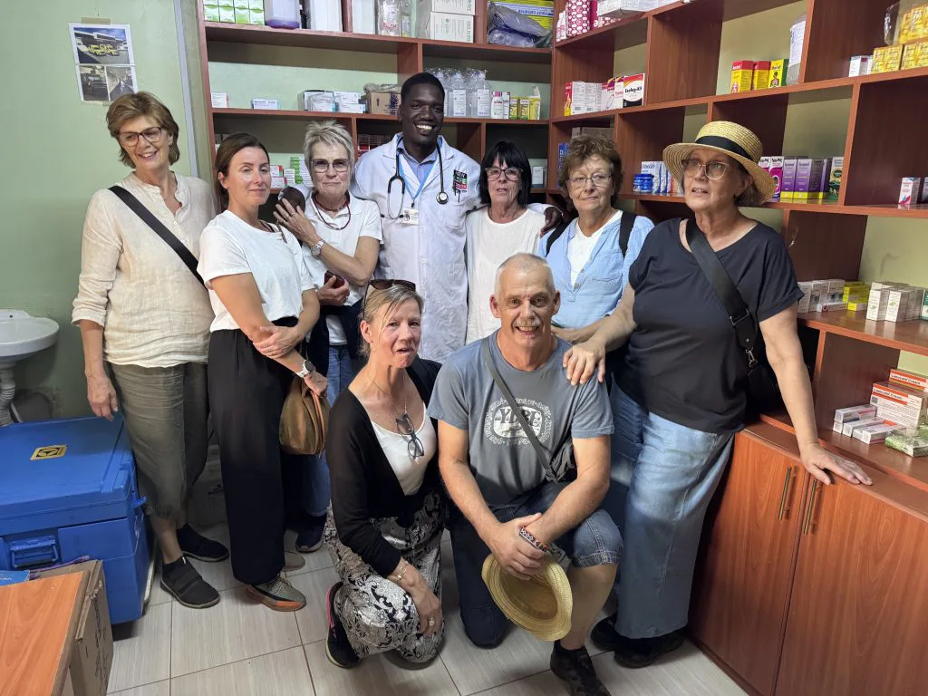 Bariki-teamet tillsammans med personal på New Life Missions vårdcentral i Kenya