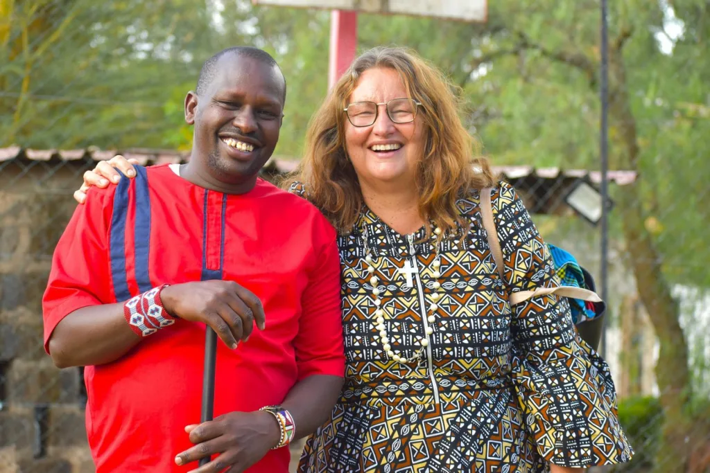 Glädje vid besöket – en medarbetare från Kenya och en volontär från Bariki