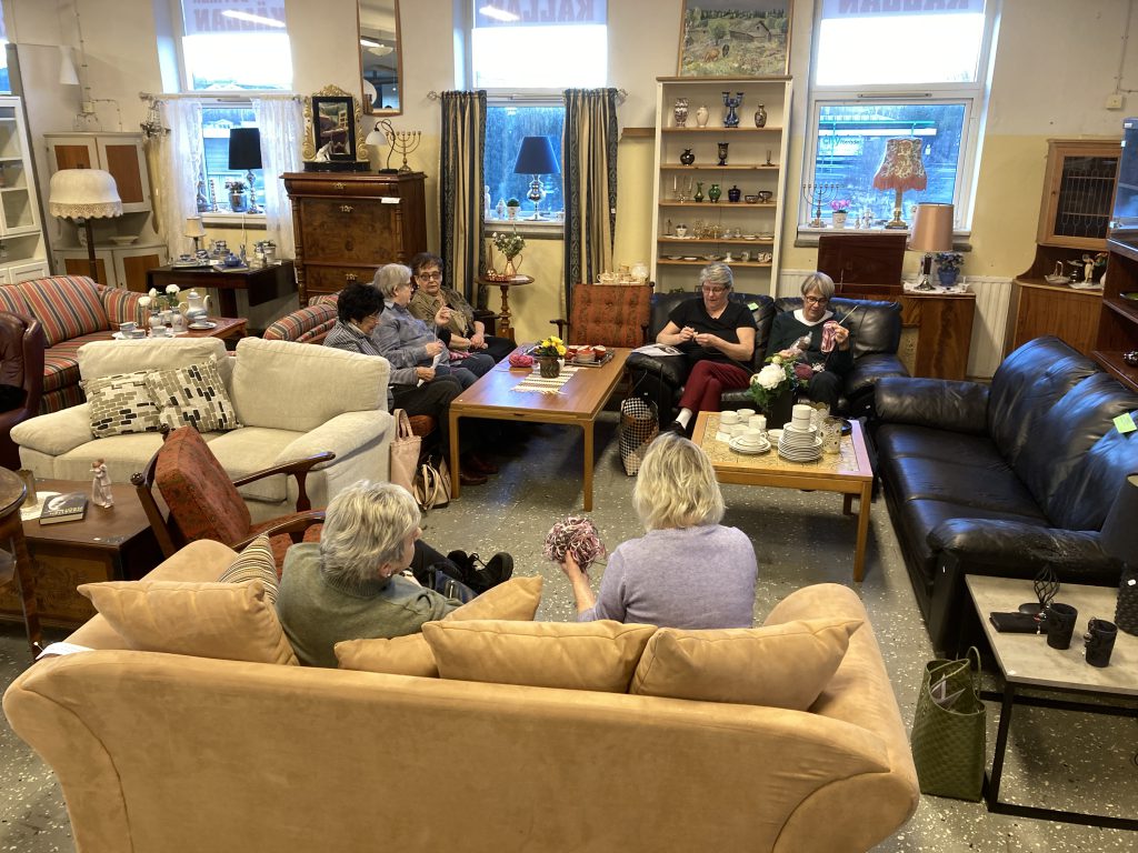 Handarbetsträff bland secondhandmöbler i Café Källan i Nässjö