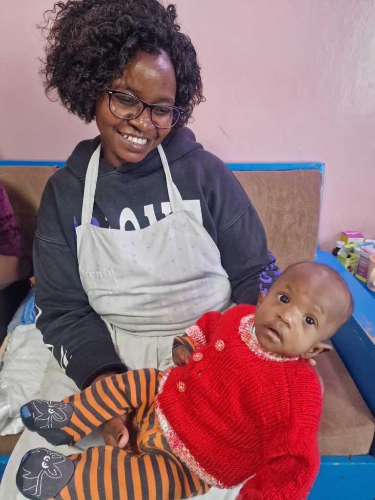 Ett barn tillsammans med sin mamma på Samaritens barnhem
